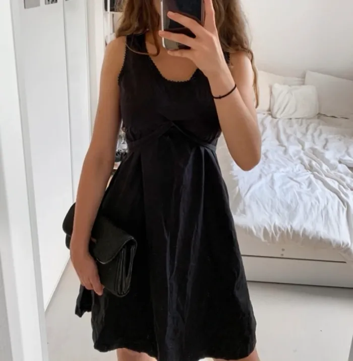 Robe mi-longue noire - photo numéro 2