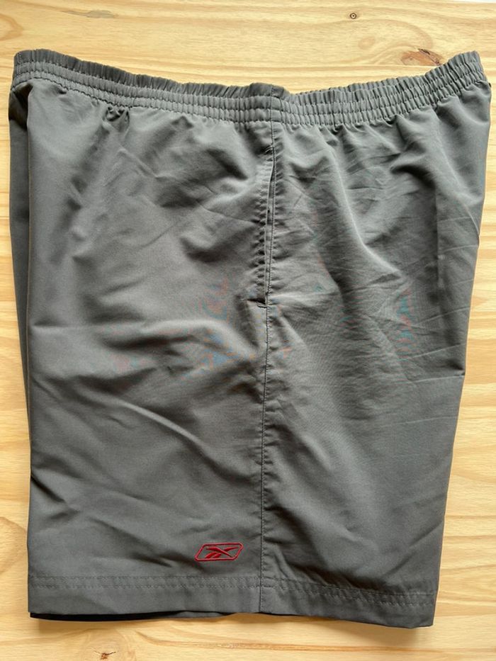 Short de sport Reebook couleur logo rouge brodé taille XL. - photo numéro 3