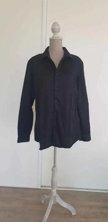 Chemise unie noire manches longues neuve
