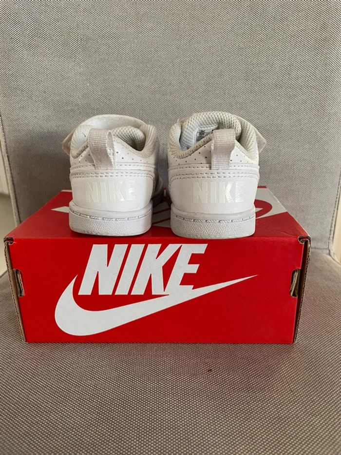 Baskets Nike taille 21 - photo numéro 2