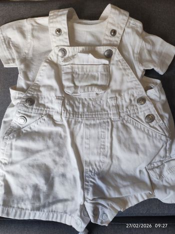 Ensemble Bébé Salopette et t-shirt Blancs Été Taille 1 mois. Très bon État