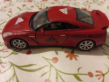 Miniature Nissan GT-R Adidas