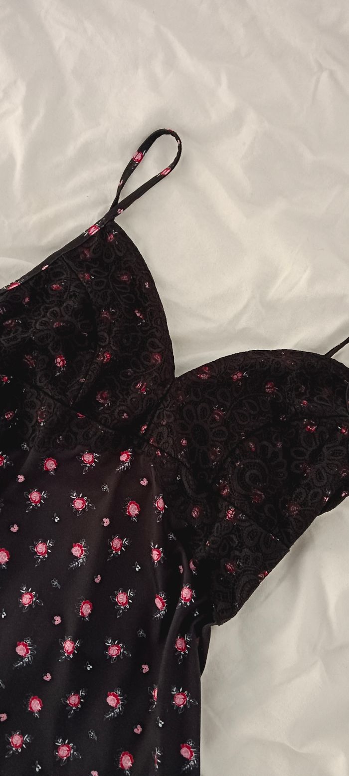 Robe de nuit noire à fleurs roses - photo numéro 2