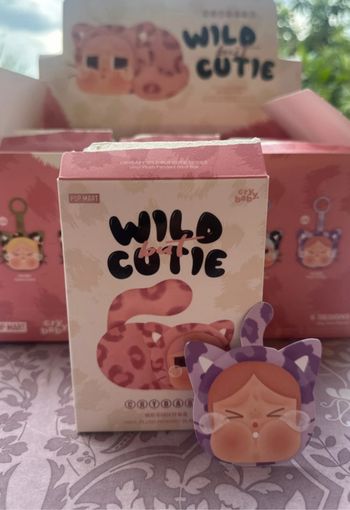 Pop Mart cry baby wild but cutie neon cutie neuf authentique