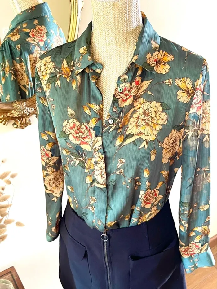 Sublime blouse chemise manche longue à boutonnage fluide motif floral Zara - photo numéro 9