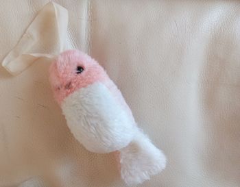 Peluche oiseau Boulgom doudou vintage ancien blanc et rose rayures rayé premier modèle d'occasion  le bruit est HS mécanisme présent intérieur tâche sur ruban