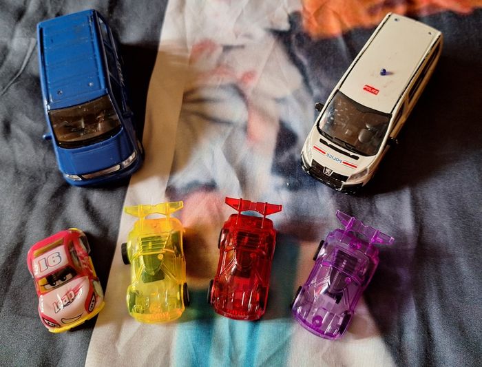 Lot de 4 petites voitures + 2 fourgons de Police