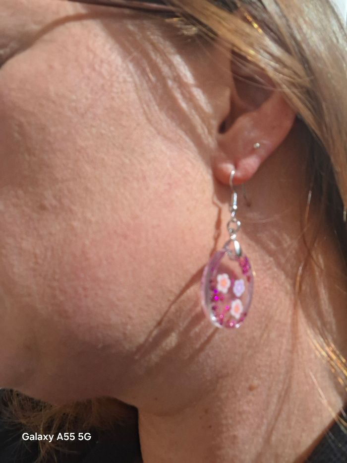 🌺 Pétales scintillants – Boucles d’oreilles fleuries rose éclatant - photo numéro 3