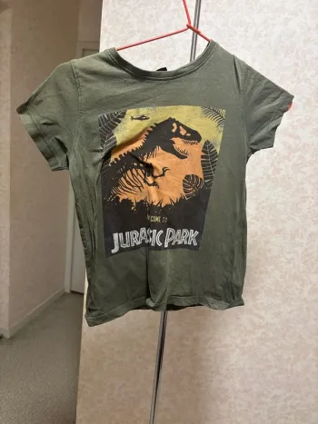 T shirt taille 8ans marque jurassic park