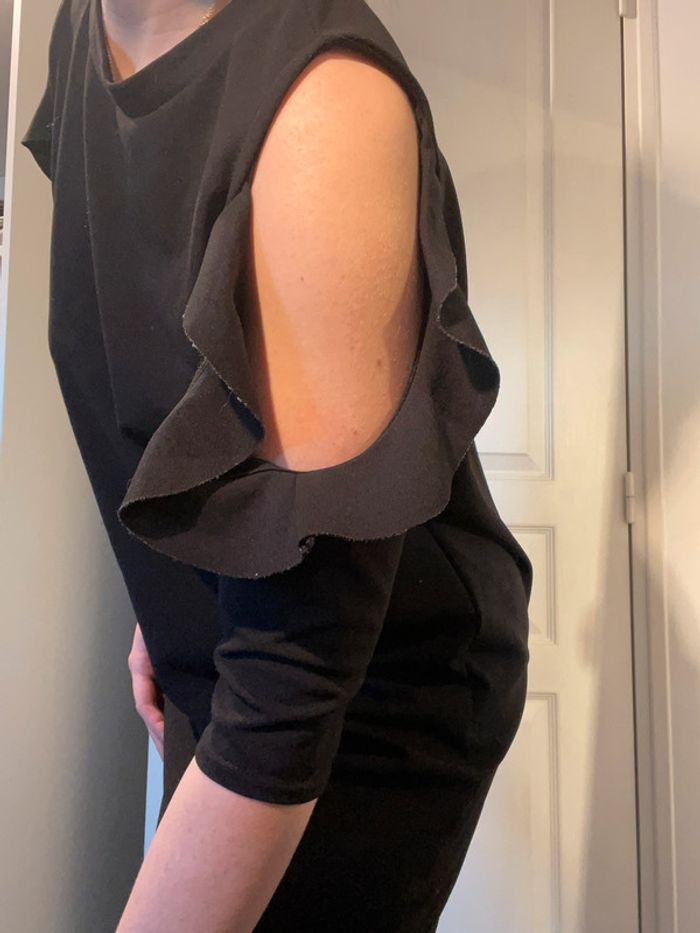 Robe noire épaules dénudées - photo numéro 2