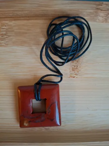 Collier Jaspe Rouge sur Cordon Noir – Énergie & Élégance