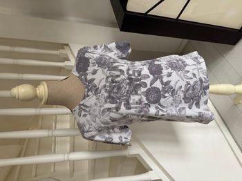 T Shirt Kaporal blanc à motifs floraux gris