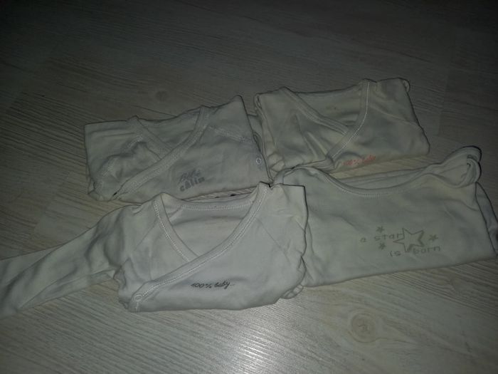 Lot de 4 bodies 3/6 mois - photo numéro 2