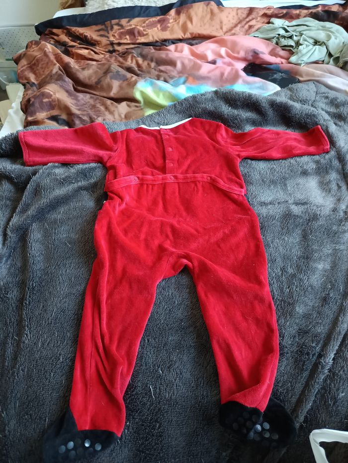 Bonjour je vends ce petit pyjama de Noël taille 12 mois - photo numéro 2