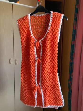 Superbe gilet cardigan sans manches crocheté  à la main neuf taille M