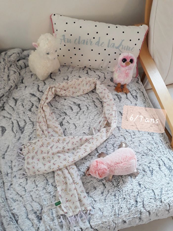 Fille: Foulard Benetton 6/7 ans