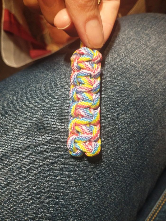 Porte clé multicolore fait main en paracorde - photo numéro 2