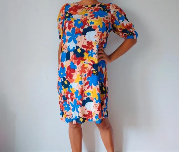 Robe d'été colorée 
imprimé à fleurs rouges bleues 
look rétro chic 
coupe droite Taille 38 - photo numéro 4