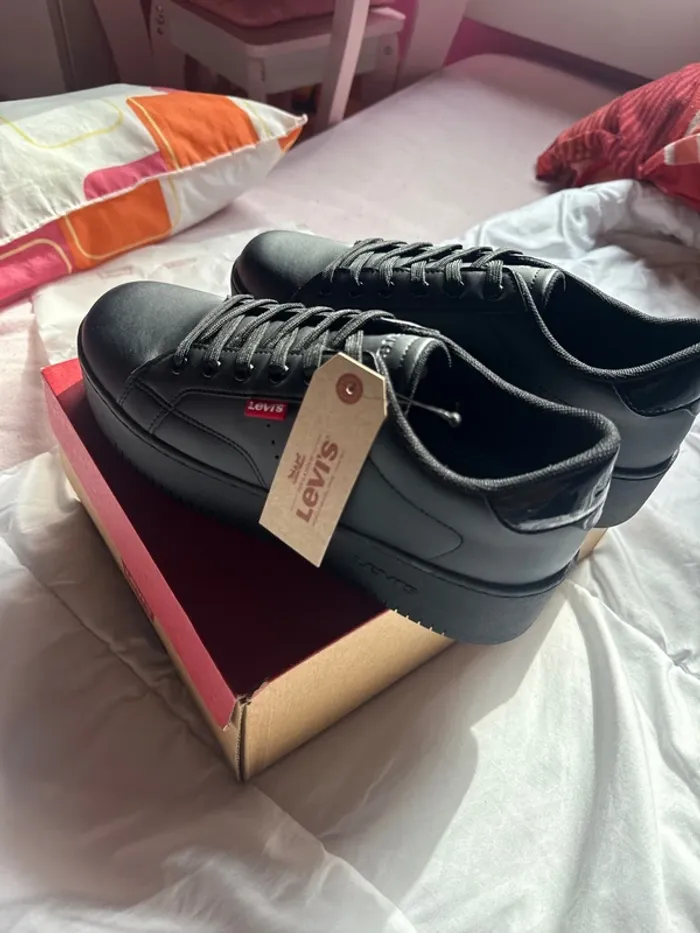 Superbes paire de baskets Levi’s neuves avec étiquette pointure 39 - photo numéro 11