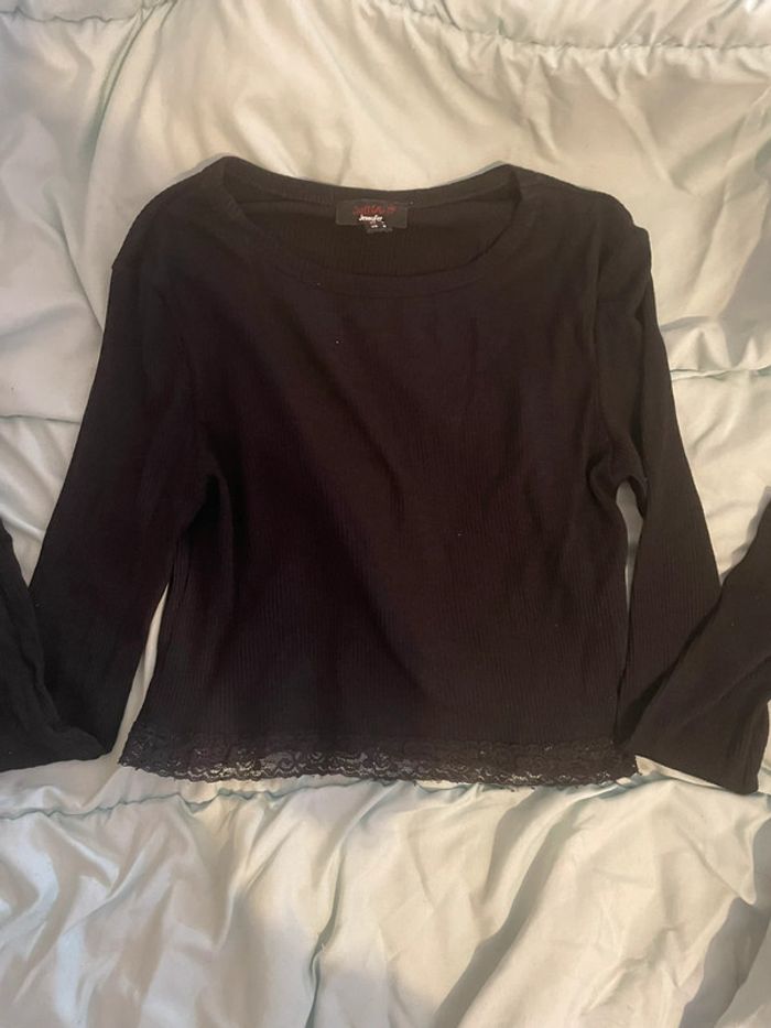 Top court noir à dentelle – basique chic 🌸