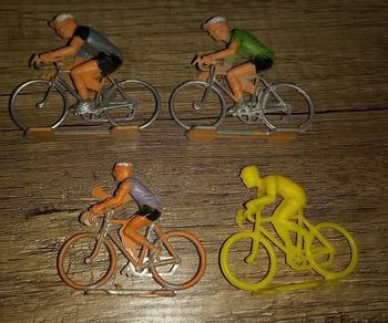 Lot 4 cyclistes anciens en plastique