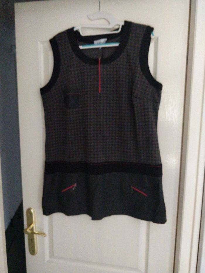 Tunique sans manches noire gris anthracite et rouge