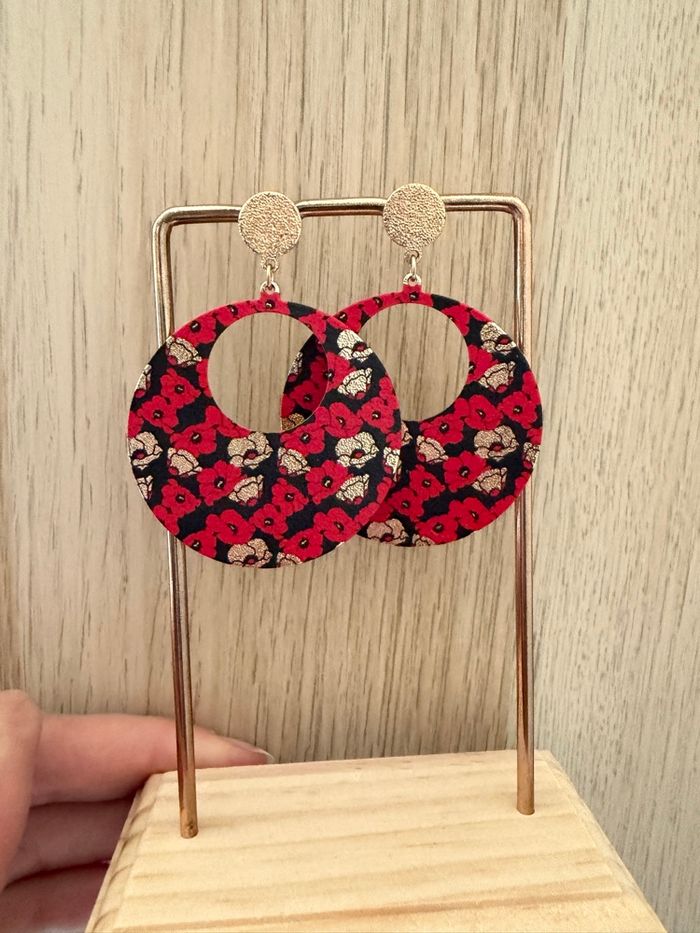 Boucles d'oreilles fleuries rouges - photo numéro 2
