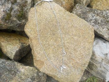 Collier fine chainette argentée avec coeur et découpe électrocardiogramme