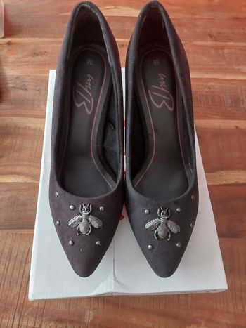 Chaussures noires femme vends chaussures noires avec petite déco sur ke devant.  Pointure