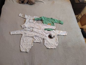 Lot 5 bodies 6 mois
