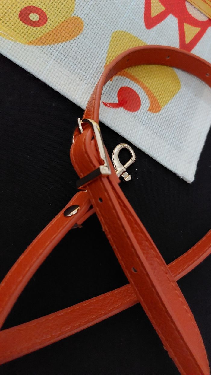 Sangle - lanière- bandoulière pour sac, orange mat, peut se réglé, simili cuir, orange, la couleur est au maximum de la réalité 
118cm au minimum - photo numéro 4