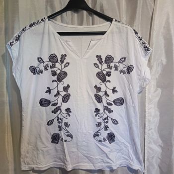 tee shirt blanc avec broderie 46 réf R506 S2