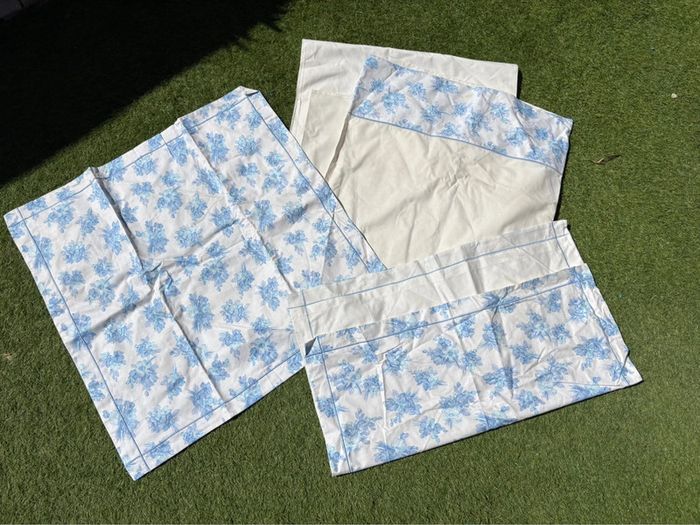 Ensemble draps 2P + 2 taies d’oreillers année 70 - à motif fleuri bleu - 100% coton