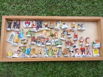 Lot de  49 fèves licences, Disney, Pixar, scoubidou, les 4 fantastique, Disney, Pixar, nounours, Snoopy, Harry Potter, shrek, toy story, Simpson, Disney, collection licence