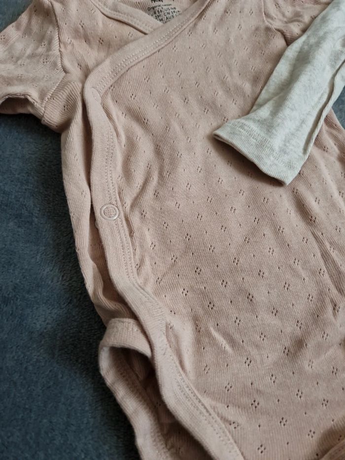 Lot 4 bodies 1-2mois 56cm très bon état H&M - photo numéro 4