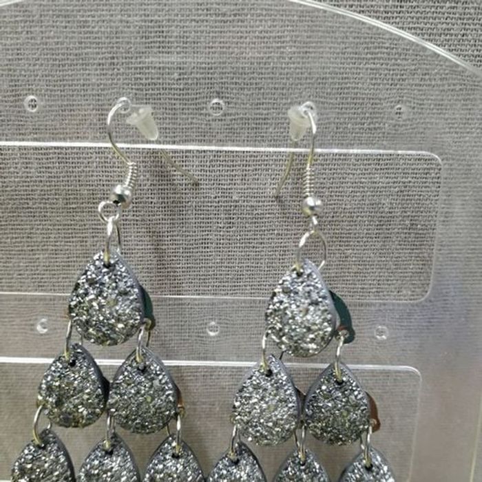 Boucles d'oreilles pendantes gris - photo numéro 4
