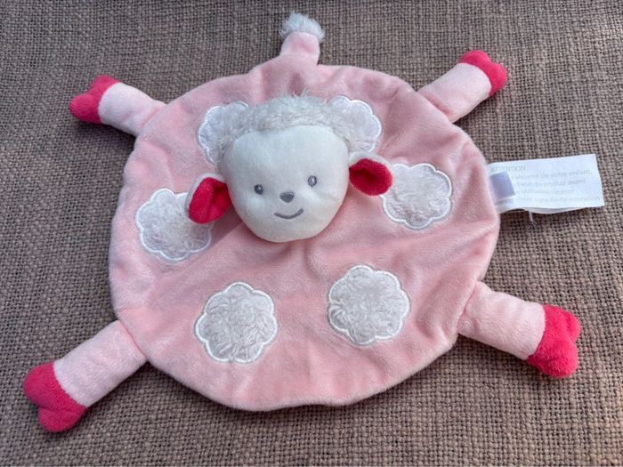 Doudou rond rose avec mouton