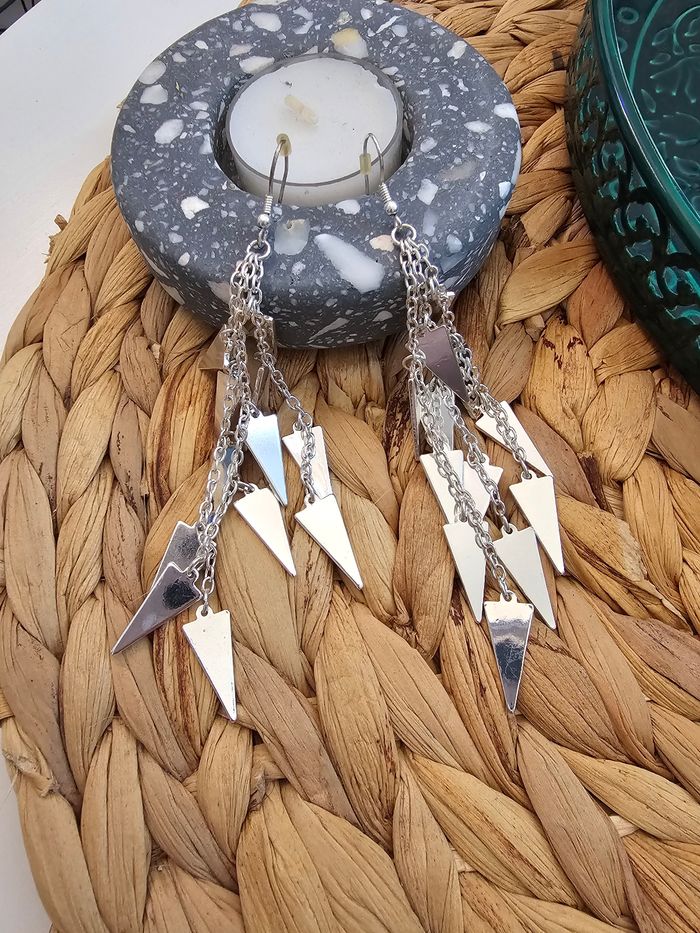 Jolie paire de boucles d'oreilles fantaisie argentées - photo numéro 4
