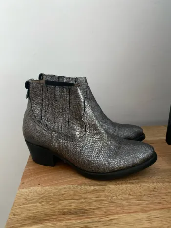 Bottines effet serpent argenté
