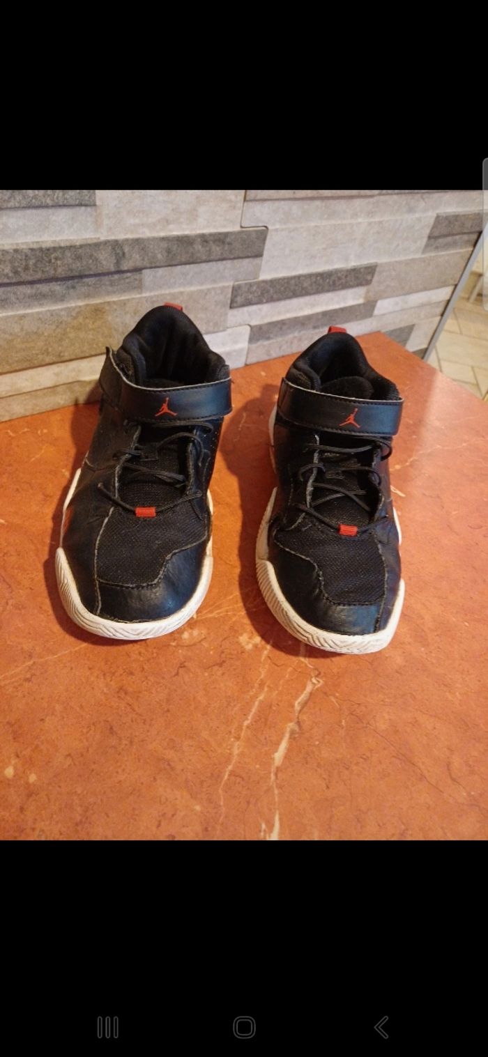 Baskets Jordan taille 33.5