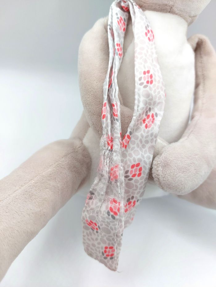 Peluche doudou biche faon gris blanc OBAIBI Okaidi écharpe satinée environ 30 cm - photo numéro 4