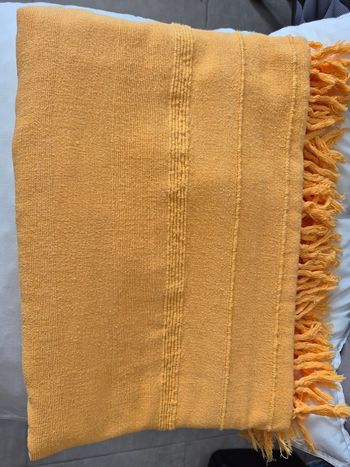 Plaid jaune pour canapé 2 places en très bon état