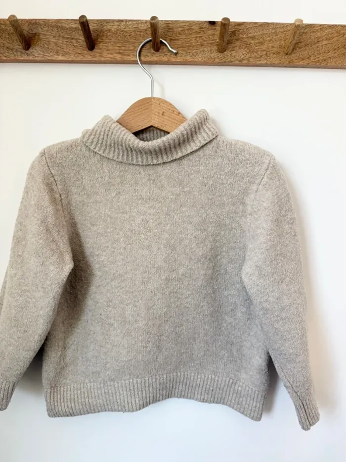 Pull beige en maille à col roulé Zara