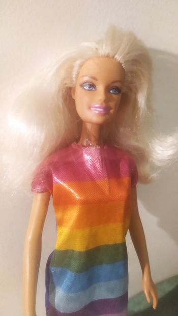 barbie blonde mattel robe colorée