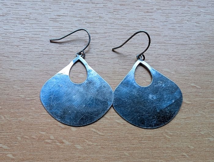 Boucles d'oreilles pendantes argentées gravées - photo numéro 2