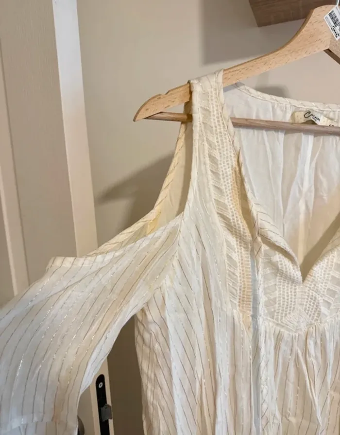 Robe blanche dorée épaules ouvertes - photo numéro 2