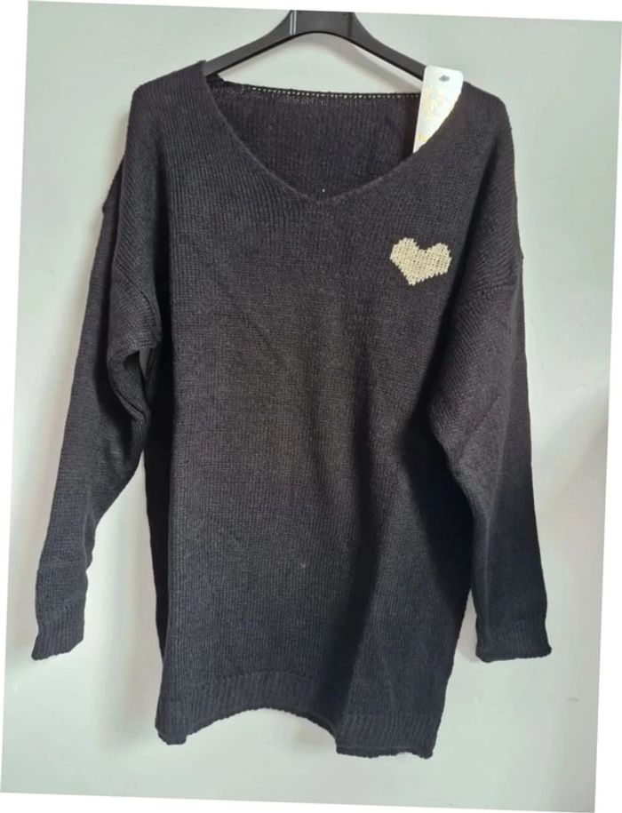 Pull avec motif coeur noir