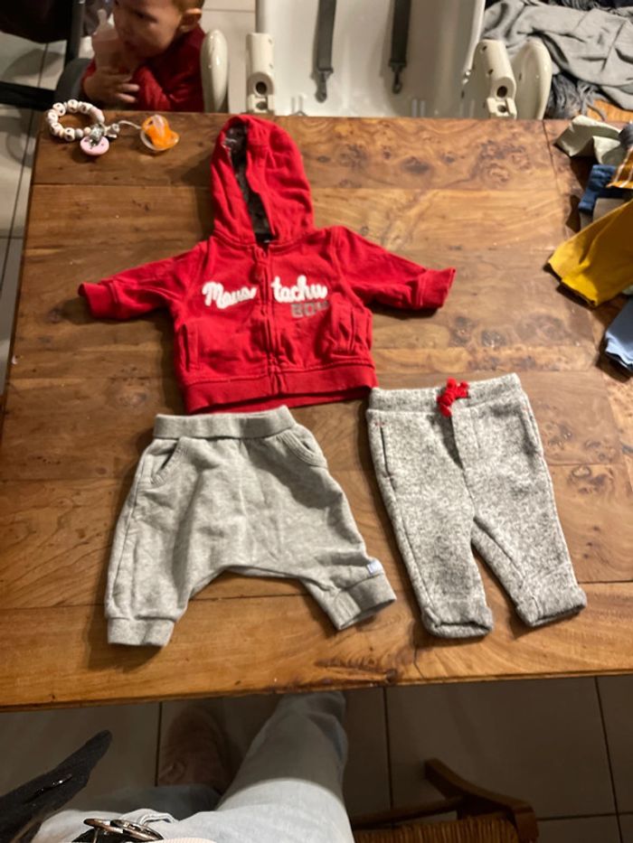 Sweat et deux jogging