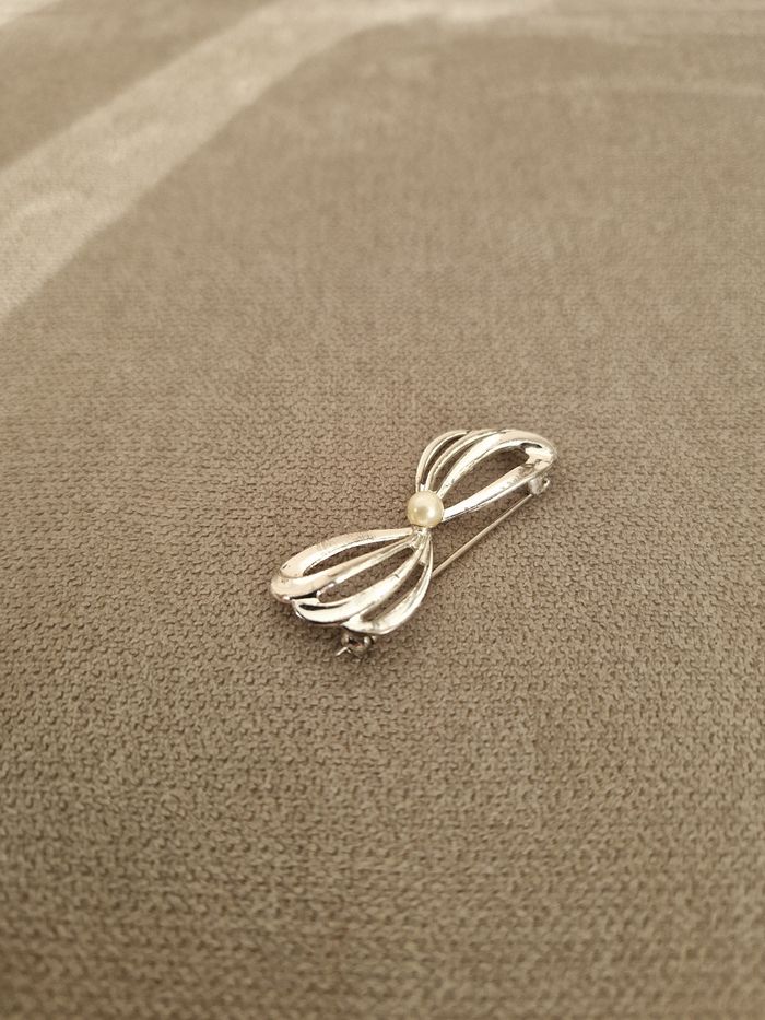 Broche argentée vintage avec sa perle - photo numéro 6