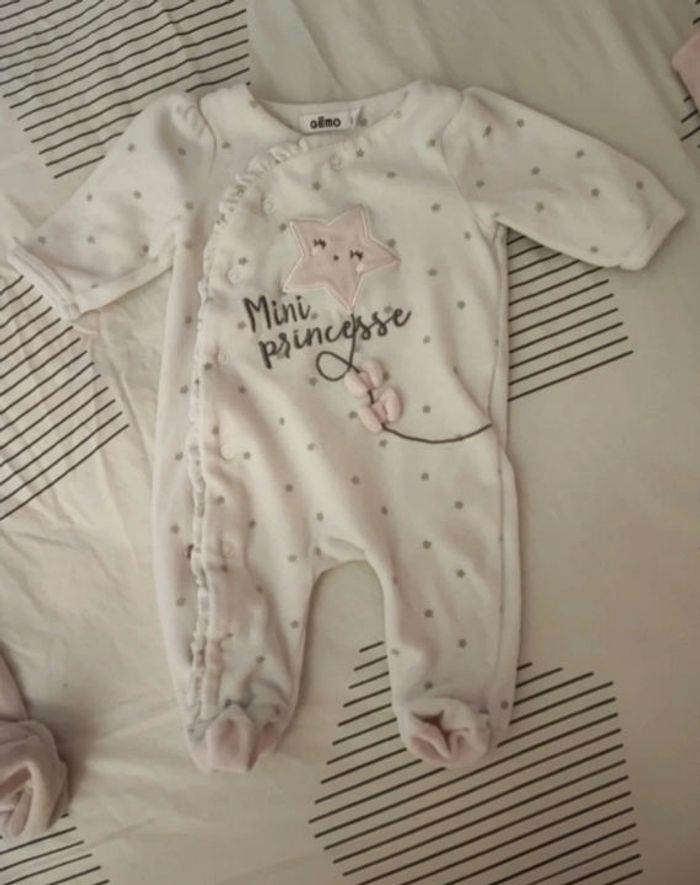 Pyjamas 1 mois - photo numéro 2